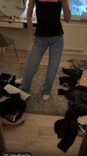 Ljusblå raka jeans - Säljer ett par ljusblå slutsålda jeans från Zara i modellen wide leg. Säljer då de inte kommit til användning mer än fåtal gånger. I storlek 34 men passar mig som brukar ha 34-36. Skriv för fler bilder. 