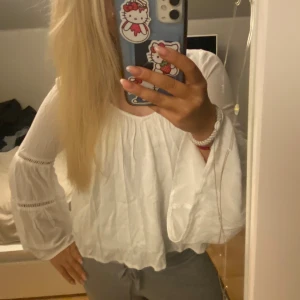 Vit blus - En vit blus från hollister, superfin och perfekt till sommaren💗💗