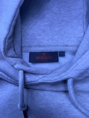 Morris Hoddie  - Snygg Morris hoodie i beige — clean, modern och skön modell som passar allt från street till preppy.  Skick: ✔ Bra skick ✔ Mjuk och bekväm ✔ Inga skador  Detaljer: • Storlek: S • Färg: Beige • Morris-brodyr/logga • Mjuk insida