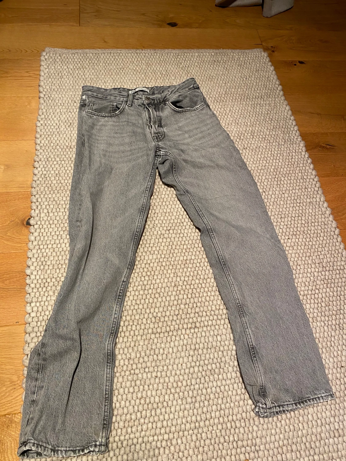 Grå straight jeans från Zara - 2