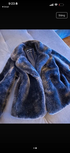 Mörkgrå pälsjacka från Zara - Säljer en fluffig och snygg mörkgrå pälsjacka från Zara med bred krage och långärmad design. Jackan har en lyxig känsla och är perfekt för dig som vill sticka ut med en cool look. Fodrad insida och klassisk passform.