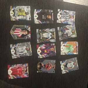 Fotbolls kort  - Samling av coola fotbollskort från Panini Adrenalyn XL med internationella stjärnor som Jude Bellingham, Luis Díaz och Marc-André ter Stegen. Perfekt för unga fotbollsfans som vill byta, samla och lära sig mer om sina idoler ! Skriv om priset 