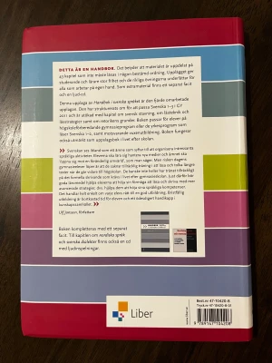 Handbok i svenska språket - Perfekt för dig som vill bli bättre på svenska! Handboken är full av övningar och tips för att utveckla din språkkompetens, både i skolan och i livet. Passar gymnasieelever och vuxenutbildning. Modern design och tydlig struktur gör den enkel att använda.