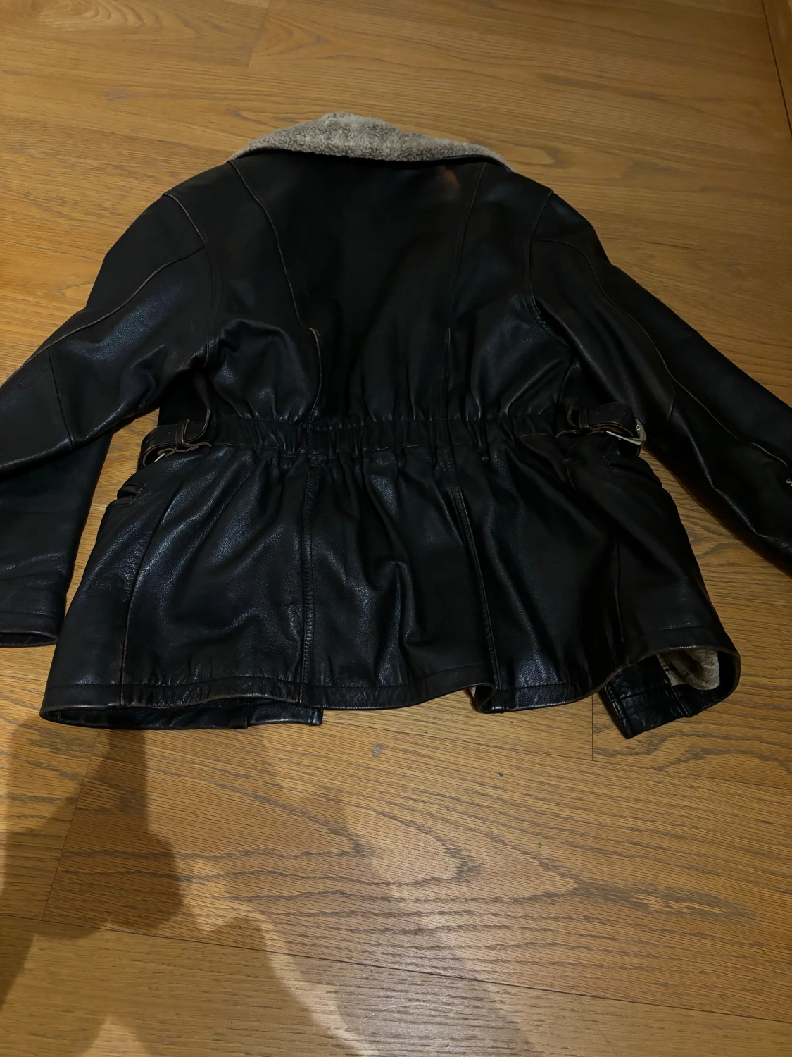 Svart skinnjacka med teddykrage - 4