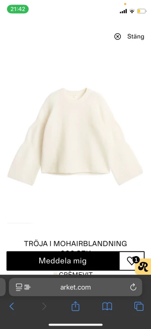 Vit stickad tröja från Arket - Säljer en mjuk och fluffig vit stickad tröja från Arket i mohairblandning. Nypris 999 kr, slutsåld🤎