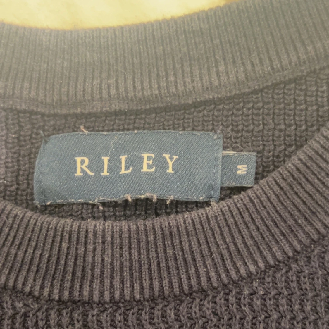 Mörkblå stickad tröja från Riley - 1