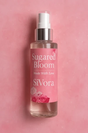 Sugared Bloom Body Mist - Fräsch parfym med rosa design, skapad med kärlek. Ingredienser: glycerin, essential oils, perfumers alcohol, aqua. Tillverkad i Sverige. Volym: 100 ml. Perfekt för dig som vill sticka ut med en unik doft.