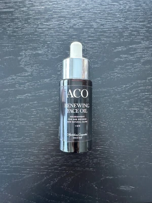 ACO Renewing Face Oil 30ml - Som ny, endast testad.                                        ACO Renewing Face Oil är en unik blandning av naturliga oljor som ger en behagligt lätt känsla. Ansiktsoljan skyddar och återfuktar huden, samt gör den mjuk och ger lyster. Med oljor från ängskrasse och raps, samt Q10 och vitamin E. Milt parfymerad. Dermatologiskt testad. Användning: Värm några droppar mellan handflatorna och applicera i ansiktet eller blanda med din fuktighetskräm. Använd morgon och kväll. 