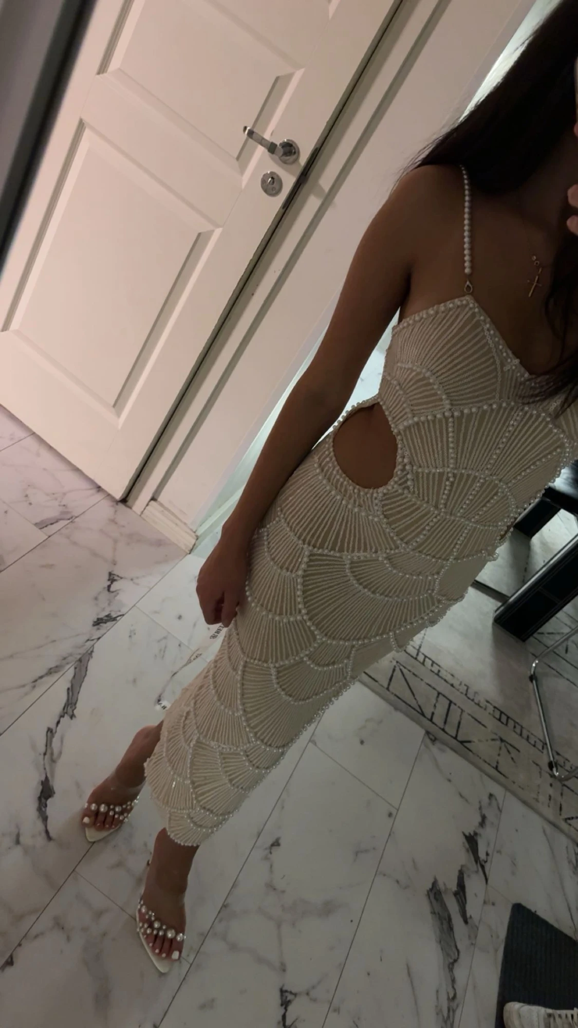 Beige pärlprydd långklänning från Bellabarnett 