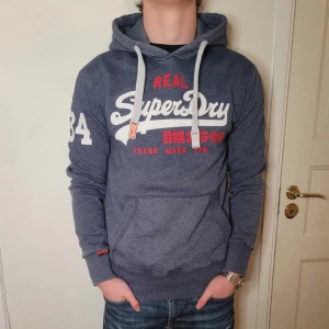 Superdry hoodie - Superdry Hoodie - Pris: 499 - Eftertraktad Colour way - Storlek: S - OBS: Lappen i nacken är avklippt - Först till Kvarn!