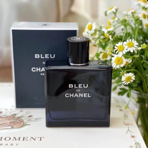 Bleu de Chanel  - Stilren och modern herrparfym från Chanel. Flaskan har en elegant design och kommer i originalförpackning. Perfekt för dig som vill ha en klassisk och trendig doftaccessoar. Paris står på förpackningen.