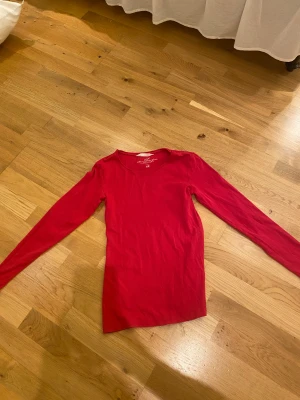Röd långärmad tröja från H&M L.O.G.G - En enkel och snygg röd långärmad tröja från H&M L.O.G.G. Modellen har rund halsringning och är tillverkad i mjuk bomull som känns skön mot huden. 