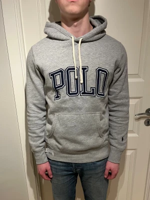Ralph Lauren hoodie - Säljer en riktigt skön Raffe Hoodie! | Riktigt fint skick utan defekter! | Storlek M. | Ställ gärna frågor innan du köper!
