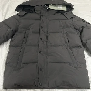 Mörkgrå dunjacka Canada Goose XS - Säljer en mörkgrå dunjacka från Canada Goose i storlek XS, kan också passa S. Helt ny pälsen går att ta av.