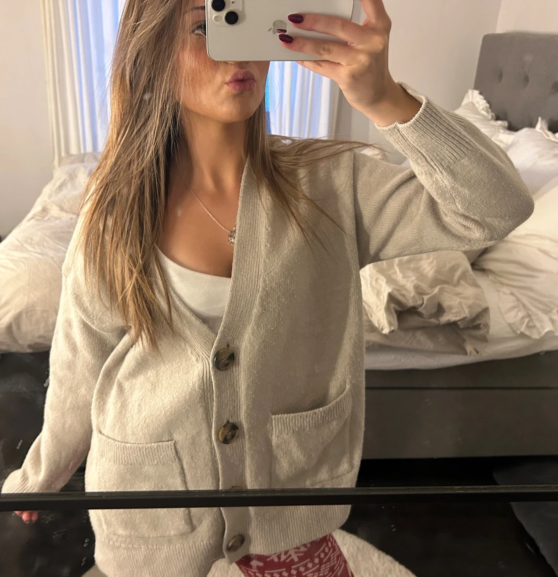 Beige stickad kofta med stora knappar - 2