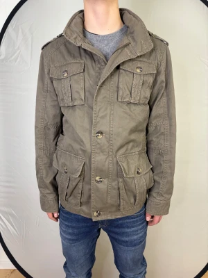 Field Jacket - | Field Jacka från McNeal | storlek M | skick 7/10 | Bara att höra av sig vid funderingar🙌 |