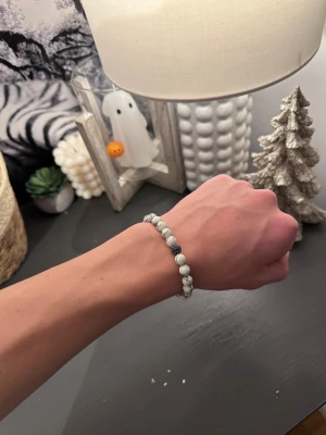 Vitt marmorerat pärlarmband - Tja säljer fler olika färger på armband. Dem är helt nya och är i strechigt material men stretcha inte ut det för långt.