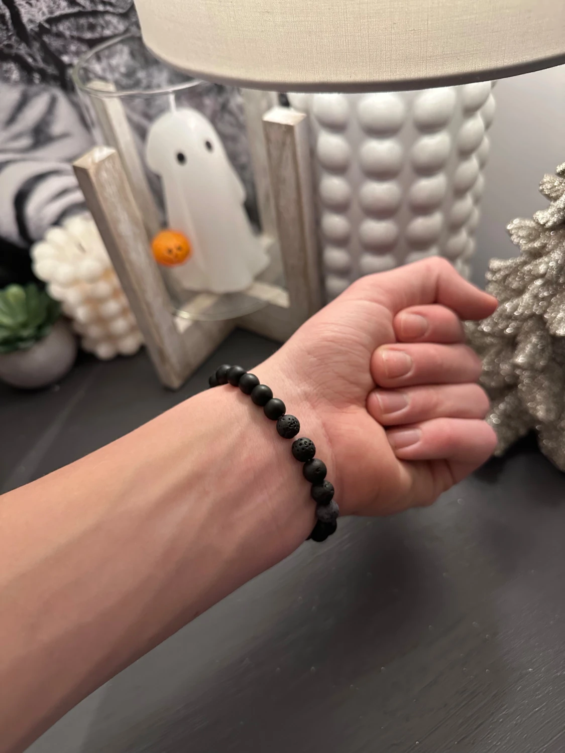Svart pärlarmband med lavasten - 1