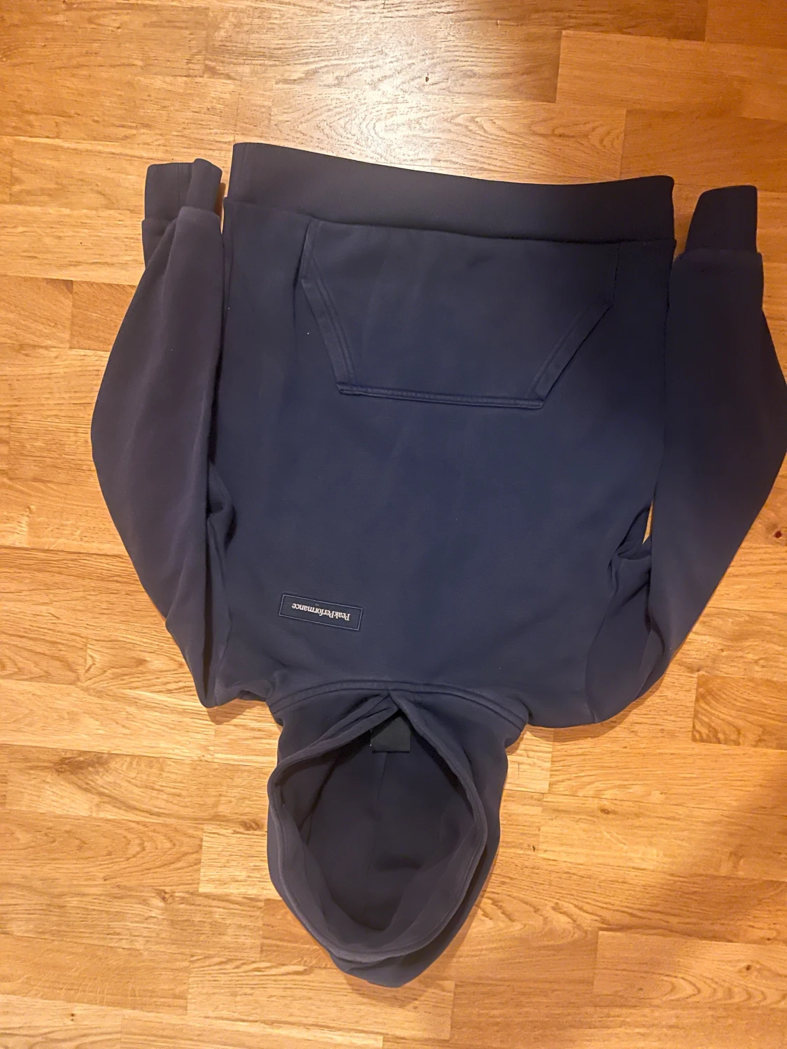 Mörkblå hoodie från Peak Performance