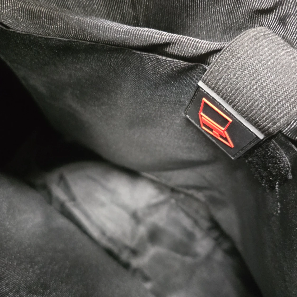 Svart datorväska med krokopräglad yta - 3