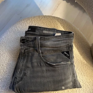 Grå Replay jeans, storlek 32 - Säljer ett par grå jeans från Replay i storlek 32. Hållt dom i bra skick-:9/10|. Killen i bilden är 1.77-1.78 cm. Köptes på reaply affären i NK. Limited edition ( sällsynt att hitta). Stiliga byxor som passar till det mesta. Dma🤙