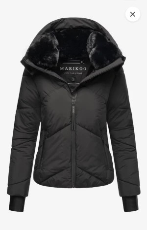 Vinterjacka - Svart pufferjacka från Marikoo med stor huva och mjukt foder i pälsimitation. Jackan har dragkedja framtill, två sidofickor med dragkedja!💛 Storlek S, knappast använd, inga defekter. Jackan är jätte varm och bekväm inför vintern +man kan ta av pälsen i luvan😁