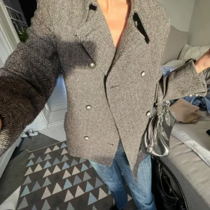 Skepparkavaj - Säljer en super schysst grå mönstrad skepparkavaj som har blivit för liten för mig💕