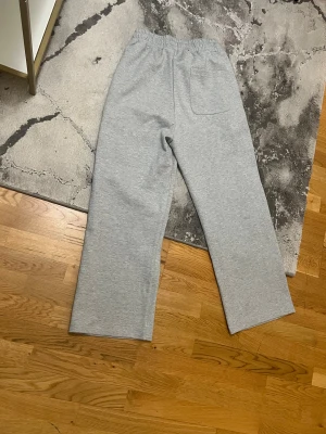 Grå mjukisbyxor från Unionkingdom - Snygga grå mjukisbyxor från Unionkingdom i storlek S. De har elastisk midja, raka ben och en bakficka. De kan passa M också så säg till i privat sä kan jag skicka mått på byxorna.