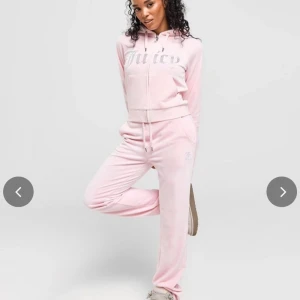 Rosa juicy couture set med paljetter - Jag säljer mitt juicy set eftersom den inte kommer till användning längre. Jag skulle säga att den är i väldigt bra skick, alla paljetter sitter kvar på både byxorna och tröjan. Den är mer rosa i verkligheten (ungefär som på bild 2), men ljuset får den att se lite ljusare ut än vad den är. Setet är köpt från JD sports och byxorna är i storlek XXS och tröjan är i storlek S. Jag skulle säga att materialet ändå är stretchigt. Byxorna är i perfekt längd på mig som är 1,71cm lång. Vid frågor skriv💞💞