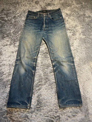 Apc selvage jeans  - Snygga A.P.C. Selvedge-jeans i modellen Rue Fleurus Paris – med en fantastisk naturlig fade som utvecklats över tid. Jeansen håller hög kvalitet och har vårdats väl. Perfekt för dig som uppskattar klassiskt rådenim med en unik, personlig karaktär.  Mått: • Midja: 35,5 cm • Längd: 95 cm • Benöppning: 18 cm  Ett par stilrena och tidlösa jeans som kombinerar kvalitet, passform och patina på bästa sätt. 