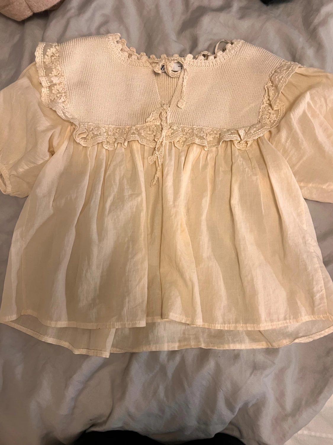 Beige blus med gulligt mönster från Zara