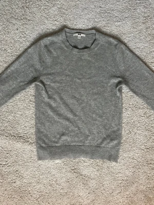 Uniqlo Kashmir tröja - Tröja i 100% Kashmir , köpt för 1200 säljer för 599 , skriv vid frågor !