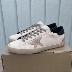 Golden Goose Superstar - Säljer helt NYA Golden goose skor ⭐️ (0ps lt 0rgi l) Storlek 43 men passar även 44 🔥Tveka inte att höra av dig vid lilla minsta fundering 💭 (pris kan diskuteras vid snabb affär) Kolla gärna in mitt andra par jag också har i strl 42