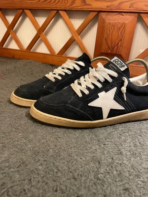 Golden Goose Ballstar  - Mörkblå Golden Goose ballstar. Oerhört sköna och snygga skor. Storlek 42 men passar nog även 43. Enda defekten är att de har slitits lite på undersulan men annars toppen skick. Dustbag tillkommer. Hör gärna av dig vid frågar 🤝🙏