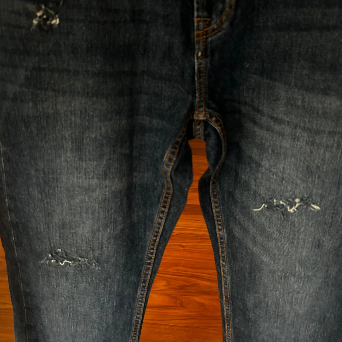 Mörkblå jeans från 157 med slitningar - 2