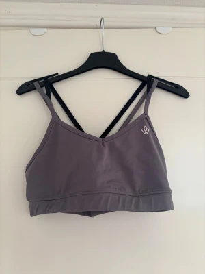 Träningstopp  - Jättefin träningsstopp - sport bh. Storlek M 