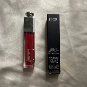 Dior Addict Lip Maximizer (009 INTENSE ROSEWOOD) - Säljer en Dior Addict Lip Maximizer i färgen 009 INTENSE ROSEWOOD. Lyxig och stilren tub med silverfärgat lock och Dior-logga i metall. Ger läpparna glans och volym, samtidigt som den återfuktar. Kommer i originalförpackning, 6 ml. HELT NY 