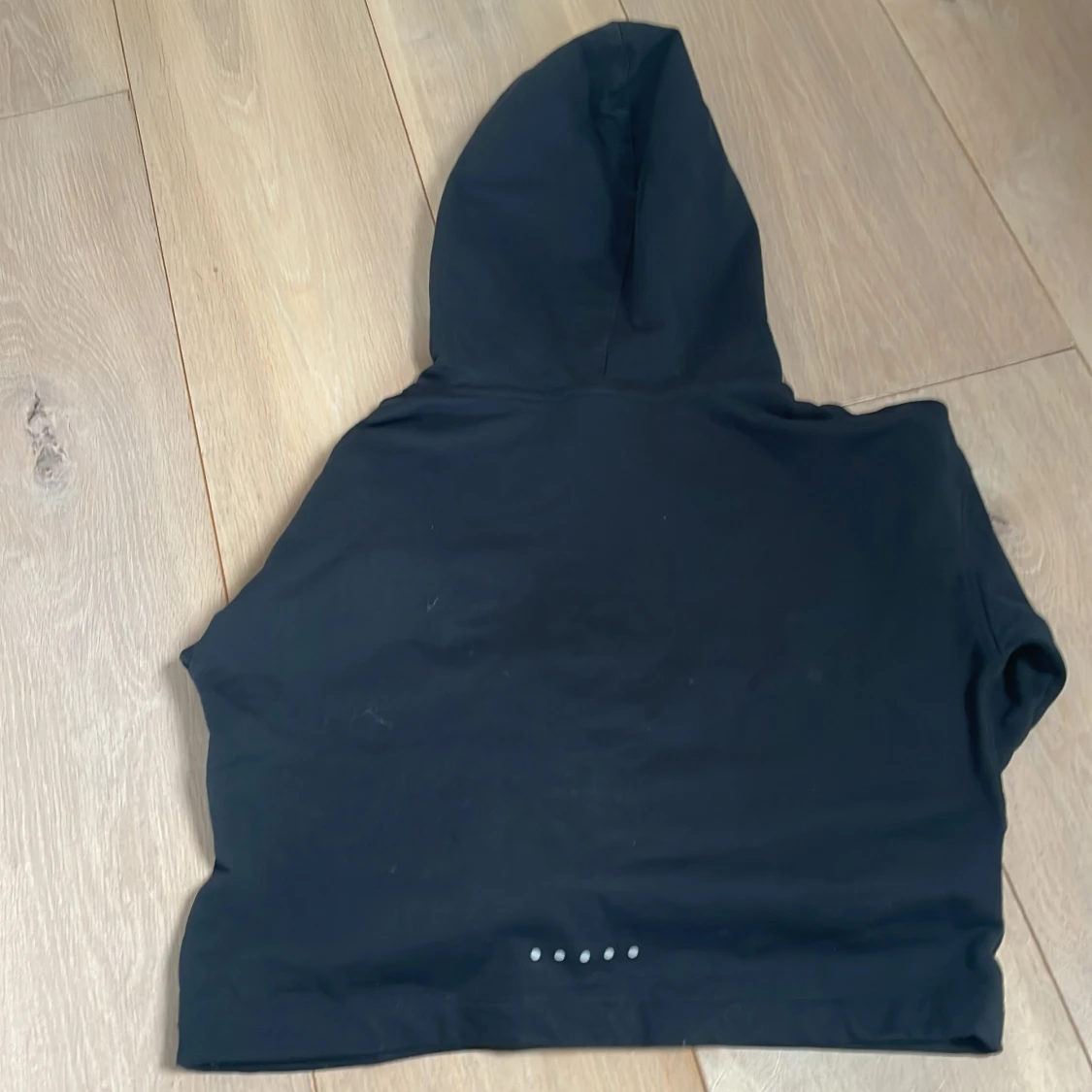 Svart croppad hoodie från Stronger - 2