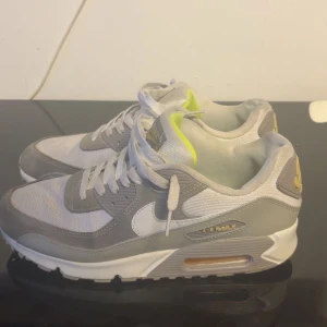 Nike Air Max 90 - Nike Air Max 90 i grå och vit . Skicket syns på bilderna. fraktar inom 24h.