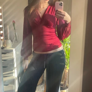 Vinröd omlottopp med v-ringning - Säljer denna figur sydda topp. Den är aldrig använd och inga defekter.💗 skriv om du har en fråga! Kan diskutera pris.