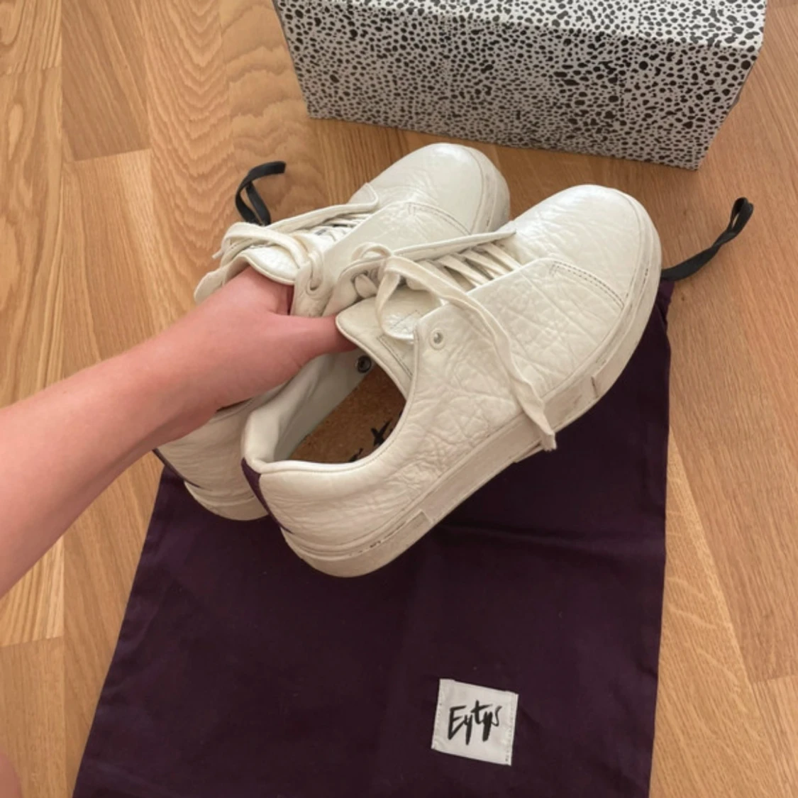 Vita sneakers från Eytys med lila detalj - 3