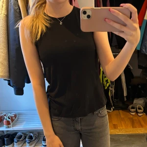 Topp Bikbok  - Snygg o väldigt skön svart topp från Bikbok. Funkar både till fest och vardags. Säljer pga använder aldrig, inga defekter förekommer. Skriv för frågor/bilder 💓