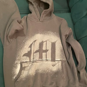 Mjukisset s/m  - Snygg och bekväm oversized hoodie i streetwear-stil. Perfekt passform med loose fit och mjukt material som sitter skönt. Passar både tjejer och killar (unisex).  Funkar lika bra till vardags som till outfits med mer stil – enkel att matcha med bomberjacka eller sneakers.   Färg: grå 📏 Storlek: (s/m) ✨ Skick: Mycket bra skick – använd få gånger Trendig och stilren – perfekt för dig som gillar comfy men snygg streetwear!