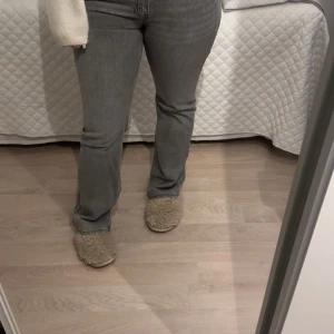 Grå bootcut jeans - Säljer ett par grå jeans med bootcut passform. Raka ben med lätt utsvängning nedtill.