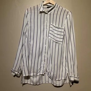 Randig skjorta - Vit-svart randig skjorta från ESPIRIT i storlek 34/ UK: 8 i viskos. Finns att hämta i centrala Göteborg men kan behöva en tvätt pga legat i flyttkartonger. 