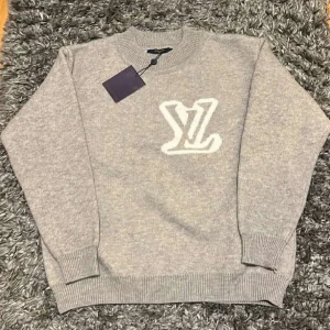 Grå LV tröja - Helt ny och oanvänd och jättebra kvalitet