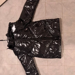 Svart pufferjacka från Calvin Klein Jeans - Har en snygg luva men syns ej på bilderna Snygg svart pufferjacka från Calvin Klein. Inga defekter, köpt vinter 2023 men använd sparsamt, pris går att diskutera hör av er innan köp❤️🤗säljer pågrund av att den är för liten för mig som är ca 177 och har väldigt långa armar❤️ original pris är 2000 kr🤗 skriv för fler bilder 