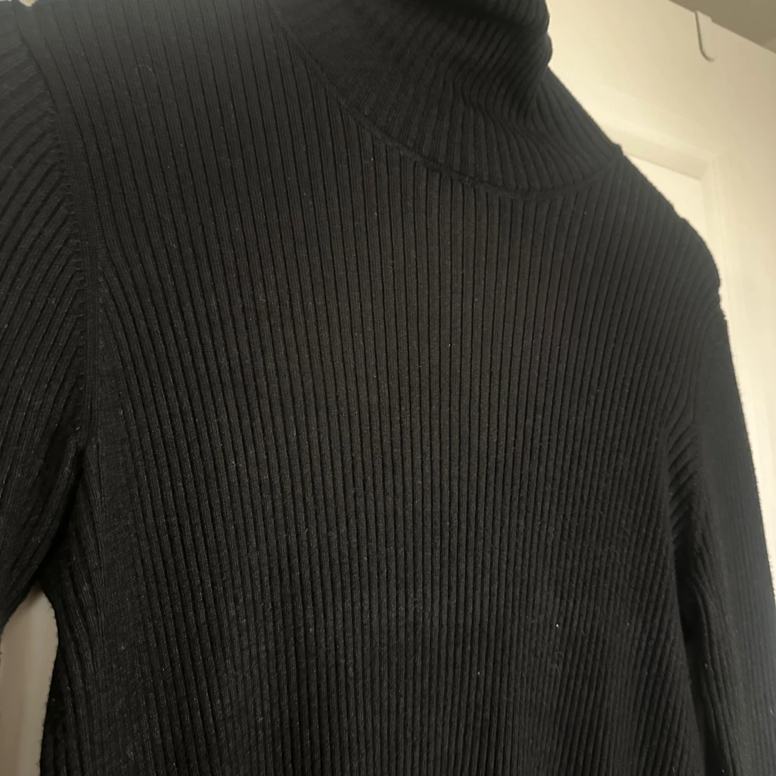 Svart ribbad polotröja från Indiska - 2