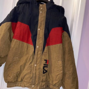 Vintage fila vinterjacka  - Super cool vintage jacka Varm och skön till vinter  Finns ett pyttelitet hål nära huvan som ej märks av St XL Snygg som oversized! Köpt second hand och endast tvättat av mig! 