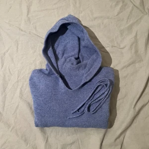 Blå hoodie från garde grisch  - mörkblå hoodie från Garde grisch i storlek XS. I Cashmere i – mjuk, bekväm och sitter riktigt snyggt. Perfekt till både vardag och i skola 